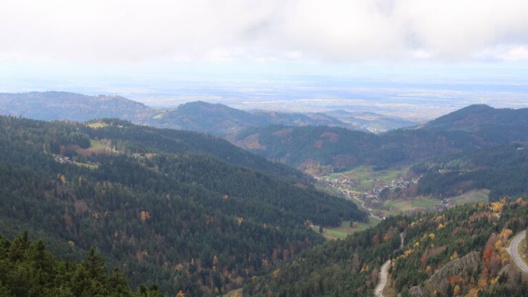 Dieses Bild zeigt eine Webcam-Aufnahme vom Achertal, aufgenommen am Montag, den 03.11.2025 um 13:00 Uhr. Die Temperatur betrug 5.2°C.