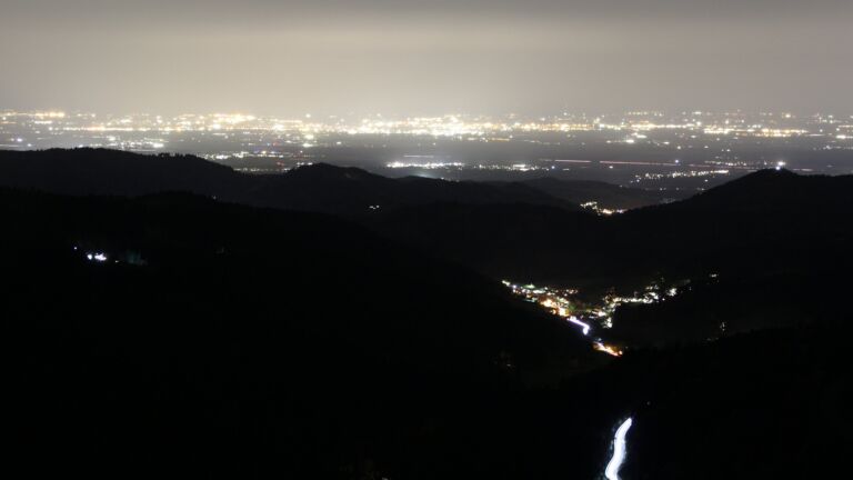 Dieses Bild zeigt eine Webcam-Aufnahme vom Achertal, aufgenommen am Mittwoch, den 29.10.2025 um 20:00 Uhr. Die Temperatur betrug 10.8°C.