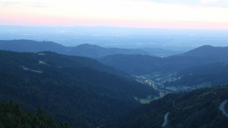 Dieses Bild zeigt eine Webcam-Aufnahme vom Achertal, aufgenommen am Freitag, den 20.06.2025 um 22:10 Uhr. Die Temperatur betrug 16.8°C.