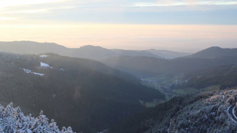 Dieses Bild zeigt eine Webcam-Aufnahme vom Achertal, aufgenommen am Donnerstag, den 27.11.2025 um 16:20 Uhr. Die Temperatur betrug -2.1°C.