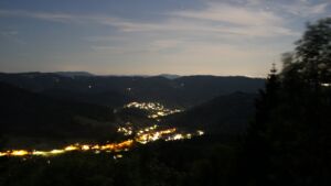 Dieses Bild zeigt eine Webcam-Aufnahme vom Achertal, aufgenommen am Samstag, den 23.05.2026 um 22:50 Uhr. Die Temperatur betrug 21°C.