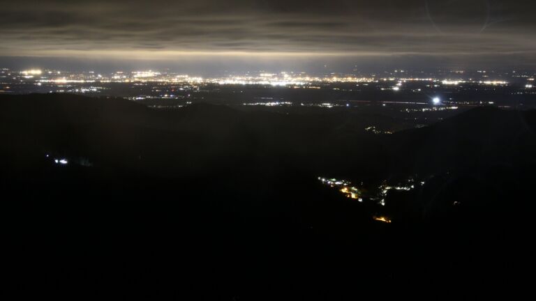 Dieses Bild zeigt eine Webcam-Aufnahme vom Achertal, aufgenommen am Mittwoch, den 29.10.2025 um 02:00 Uhr. Die Temperatur betrug 5.8°C.