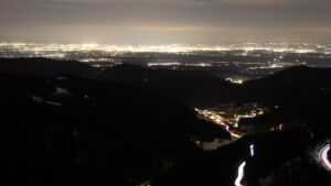 Dieses Bild zeigt eine Webcam-Aufnahme vom Achertal, aufgenommen am Dienstag, den 13.01.2026 um 18:30 Uhr. Die Temperatur betrug 6.5°C.