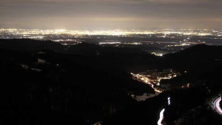 Dieses Bild zeigt eine Webcam-Aufnahme vom Achertal, aufgenommen am Dienstag, den 13.01.2026 um 18:30 Uhr. Die Temperatur betrug 6.5°C.