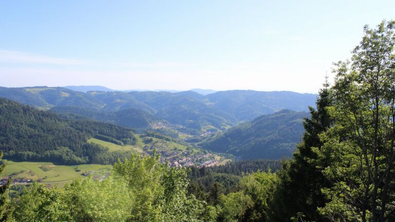 Dieses Bild zeigt eine Webcam-Aufnahme vom Achertal, aufgenommen am Freitag, den 22.05.2026 um 17:50 Uhr. Die Temperatur betrug 29.3°C.