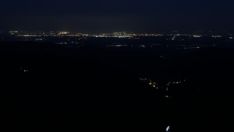 Dieses Bild zeigt eine Webcam-Aufnahme vom Achertal, aufgenommen am Freitag, den 18.07.2025 um 04:20 Uhr. Die Temperatur betrug 14.1°C.
