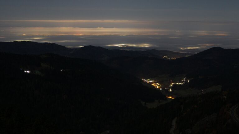 Dieses Bild zeigt eine Webcam-Aufnahme vom Achertal, aufgenommen am Montag, den 10.11.2025 um 04:00 Uhr. Die Temperatur betrug 3.8°C.