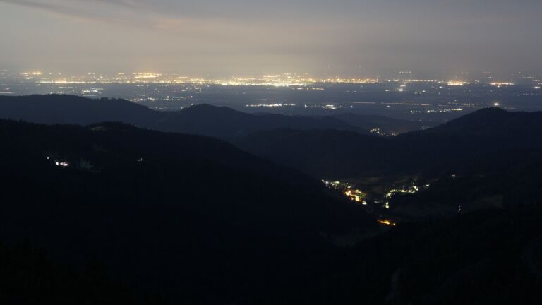Dieses Bild zeigt eine Webcam-Aufnahme vom Achertal, aufgenommen am Freitag, den 11.07.2025 um 04:00 Uhr. Die Temperatur betrug 13.9°C.