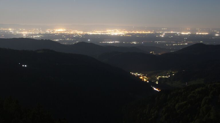 Dieses Bild zeigt eine Webcam-Aufnahme vom Achertal, aufgenommen am Freitag, den 01.05.2026 um 04:30 Uhr. Die Temperatur betrug 4.2°C.