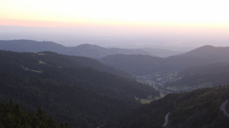 Dieses Bild zeigt eine Webcam-Aufnahme vom Achertal, aufgenommen am Dienstag, den 24.06.2025 um 22:00 Uhr. Die Temperatur betrug 18.4°C.