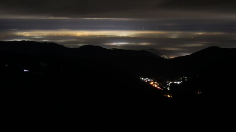 Dieses Bild zeigt eine Webcam-Aufnahme vom Achertal, aufgenommen am Freitag, den 23.01.2026 um 01:00 Uhr. Die Temperatur betrug 2.7°C.