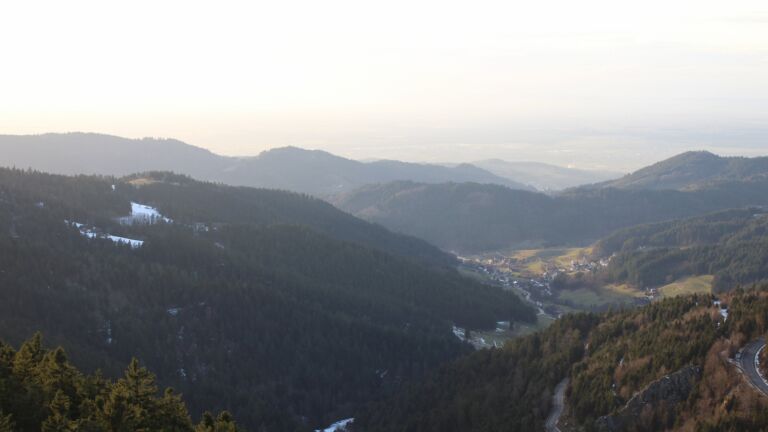 Dieses Bild zeigt eine Webcam-Aufnahme vom Achertal, aufgenommen am Freitag, den 16.01.2026 um 16:10 Uhr. Die Temperatur betrug 8.6°C.