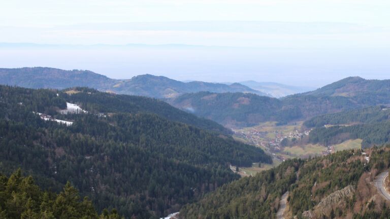 Dieses Bild zeigt eine Webcam-Aufnahme vom Achertal, aufgenommen am Samstag, den 17.01.2026 um 12:00 Uhr. Die Temperatur betrug 7.4°C.