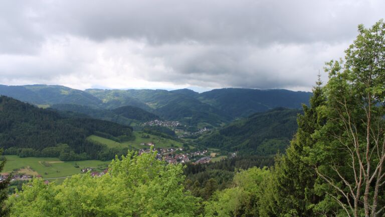 Dieses Bild zeigt eine Webcam-Aufnahme vom Achertal, aufgenommen am Freitag, den 15.05.2026 um 13:20 Uhr. Die Temperatur betrug 8.6°C.
