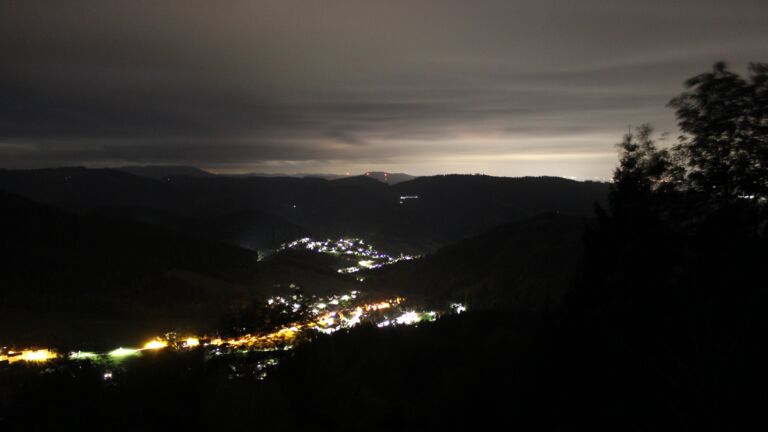 Dieses Bild zeigt eine Webcam-Aufnahme vom Achertal, aufgenommen am Sonntag, den 20.09.2026 um 23:30 Uhr. Die Temperatur betrug 13.1°C.