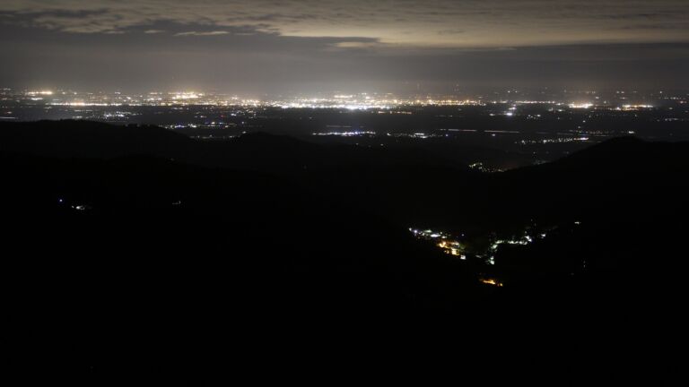 Dieses Bild zeigt eine Webcam-Aufnahme vom Achertal, aufgenommen am Freitag, den 30.05.2025 um 01:00 Uhr. Die Temperatur betrug 12.6°C.