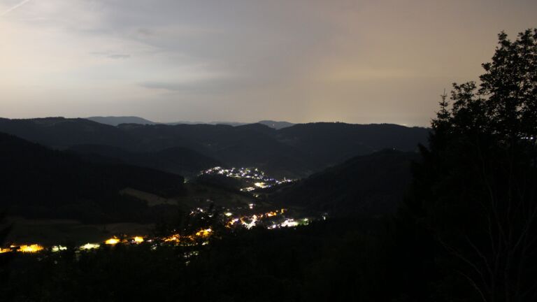 Dieses Bild zeigt eine Webcam-Aufnahme vom Achertal, aufgenommen am Montag, den 29.06.2026 um 01:00 Uhr. Die Temperatur betrug 24.4°C.