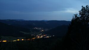 Dieses Bild zeigt eine Webcam-Aufnahme vom Achertal, aufgenommen am Mittwoch, den 22.07.2026 um 22:10 Uhr. Die Temperatur betrug 17.3°C.