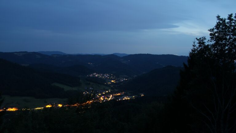 Dieses Bild zeigt eine Webcam-Aufnahme vom Achertal, aufgenommen am Mittwoch, den 22.07.2026 um 22:10 Uhr. Die Temperatur betrug 17.3°C.