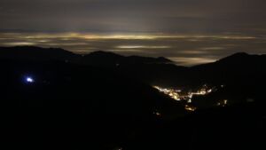 Dieses Bild zeigt eine Webcam-Aufnahme vom Achertal, aufgenommen am Dienstag, den 16.12.2025 um 20:30 Uhr. Die Temperatur betrug 4.8°C.