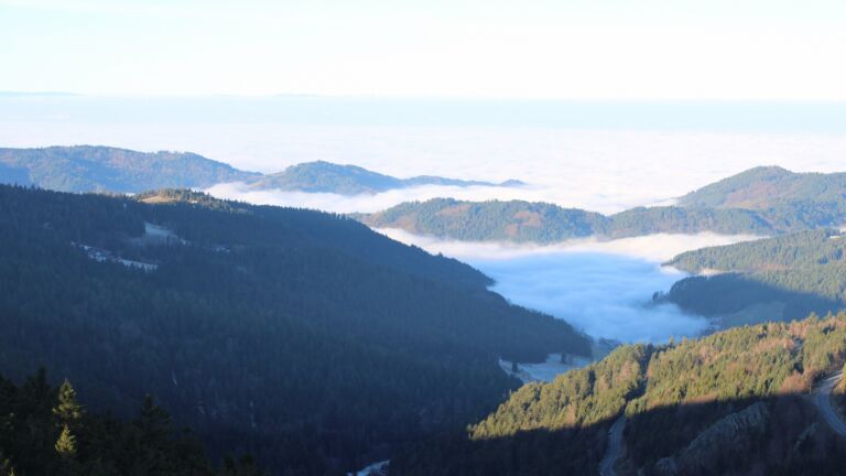 Dieses Bild zeigt eine Webcam-Aufnahme vom Achertal, aufgenommen am Sonntag, den 28.12.2025 um 09:50 Uhr. Die Temperatur betrug -0.2°C.