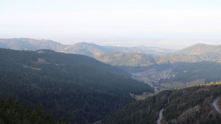 Dieses Bild zeigt eine Webcam-Aufnahme vom Achertal, aufgenommen am Donnerstag, den 18.12.2025 um 09:20 Uhr. Die Temperatur betrug 6°C.