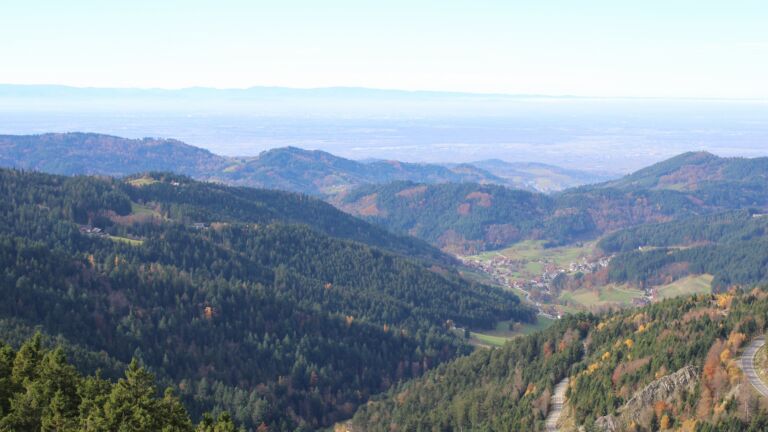 Dieses Bild zeigt eine Webcam-Aufnahme vom Achertal, aufgenommen am Mittwoch, den 05.11.2025 um 12:20 Uhr. Die Temperatur betrug 13.9°C.