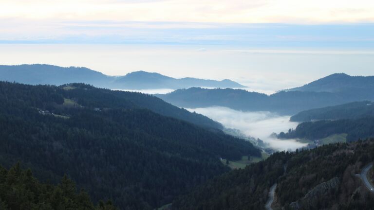 Dieses Bild zeigt eine Webcam-Aufnahme vom Achertal, aufgenommen am Mittwoch, den 03.12.2025 um 16:20 Uhr. Die Temperatur betrug 4.9°C.