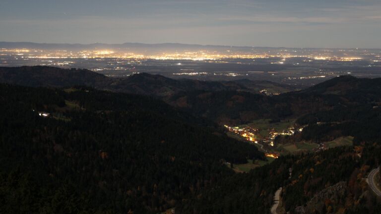 Dieses Bild zeigt eine Webcam-Aufnahme vom Achertal, aufgenommen am Dienstag, den 04.11.2025 um 23:00 Uhr. Die Temperatur betrug 13.4°C.