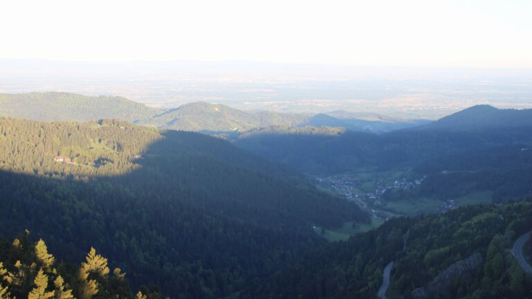 Dieses Bild zeigt eine Webcam-Aufnahme vom Achertal, aufgenommen am Freitag, den 01.05.2026 um 06:50 Uhr. Die Temperatur betrug 5.9°C.