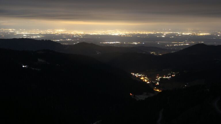 Dieses Bild zeigt eine Webcam-Aufnahme vom Achertal, aufgenommen am Freitag, den 02.01.2026 um 00:30 Uhr. Die Temperatur betrug -4.5°C.