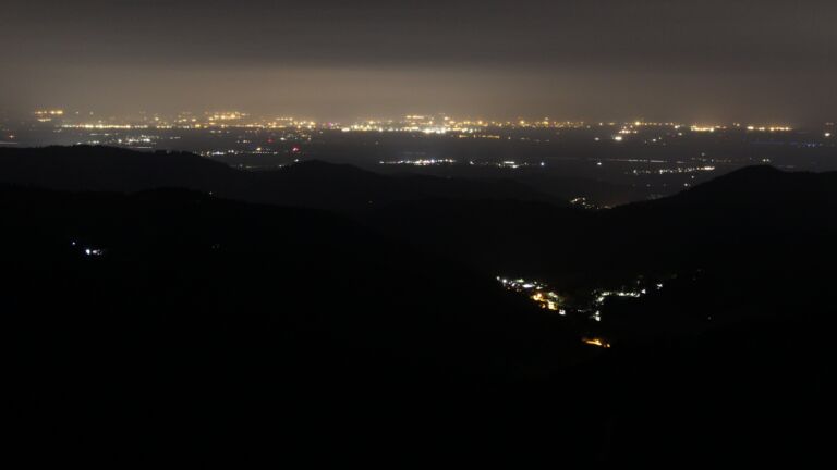 Dieses Bild zeigt eine Webcam-Aufnahme vom Achertal, aufgenommen am Samstag, den 04.10.2025 um 02:30 Uhr. Die Temperatur betrug 7.9°C.