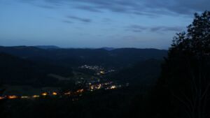 Dieses Bild zeigt eine Webcam-Aufnahme vom Achertal, aufgenommen am Montag, den 15.06.2026 um 04:20 Uhr. Die Temperatur betrug 10.6°C.