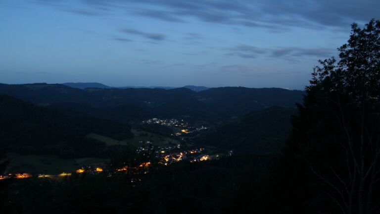 Dieses Bild zeigt eine Webcam-Aufnahme vom Achertal, aufgenommen am Montag, den 15.06.2026 um 04:20 Uhr. Die Temperatur betrug 10.6°C.