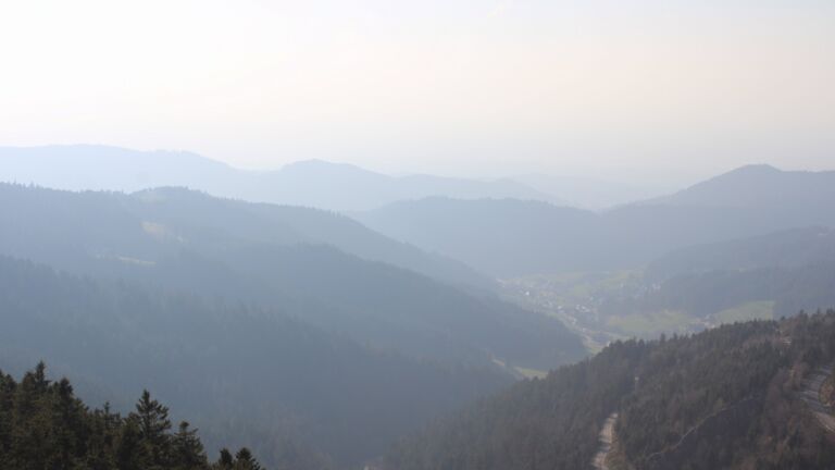 Dieses Bild zeigt eine Webcam-Aufnahme vom Achertal, aufgenommen am Mittwoch, den 18.03.2026 um 16:30 Uhr. Die Temperatur betrug 5.2°C.