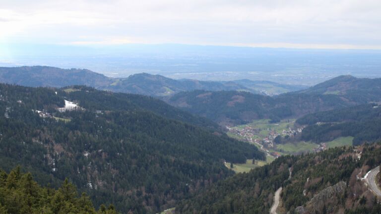 Dieses Bild zeigt eine Webcam-Aufnahme vom Achertal, aufgenommen am Samstag, den 04.04.2026 um 17:20 Uhr. Die Temperatur betrug 7.8°C.