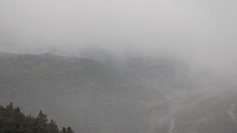 Dieses Bild zeigt eine Webcam-Aufnahme vom Achertal, aufgenommen am Montag, den 17.11.2025 um 08:40 Uhr. Die Temperatur betrug -0.2°C.