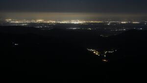 Dieses Bild zeigt eine Webcam-Aufnahme vom Achertal, aufgenommen am Mittwoch, den 15.10.2025 um 02:00 Uhr. Die Temperatur betrug 5.4°C.