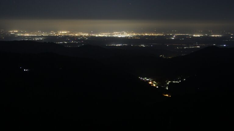 Dieses Bild zeigt eine Webcam-Aufnahme vom Achertal, aufgenommen am Mittwoch, den 15.10.2025 um 02:00 Uhr. Die Temperatur betrug 5.4°C.
