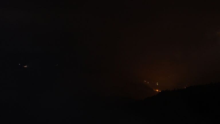 Dieses Bild zeigt eine Webcam-Aufnahme vom Achertal, aufgenommen am Sonntag, den 01.06.2025 um 23:30 Uhr. Die Temperatur betrug 13.9°C.