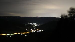 Dieses Bild zeigt eine Webcam-Aufnahme vom Achertal, aufgenommen am Dienstag, den 25.08.2026 um 03:30 Uhr. Die Temperatur betrug 16.4°C.