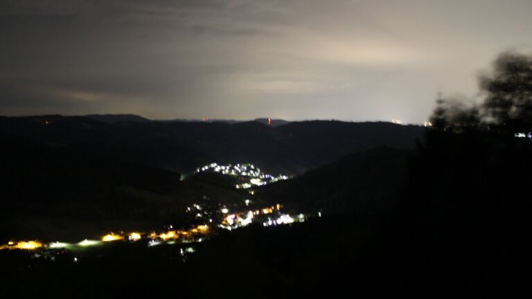 Dieses Bild zeigt eine Webcam-Aufnahme vom Achertal, aufgenommen am Dienstag, den 25.08.2026 um 03:30 Uhr. Die Temperatur betrug 16.4°C.