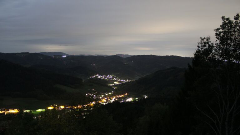 Dieses Bild zeigt eine Webcam-Aufnahme vom Achertal, aufgenommen am Montag, den 26.10.2026 um 20:00 Uhr. Die Temperatur betrug 7.9°C.