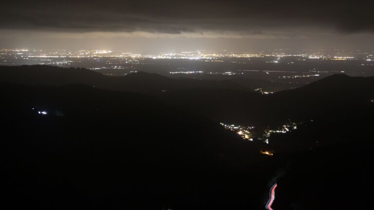 Dieses Bild zeigt eine Webcam-Aufnahme vom Achertal, aufgenommen am Montag, den 27.10.2025 um 22:00 Uhr. Die Temperatur betrug 2.5°C.