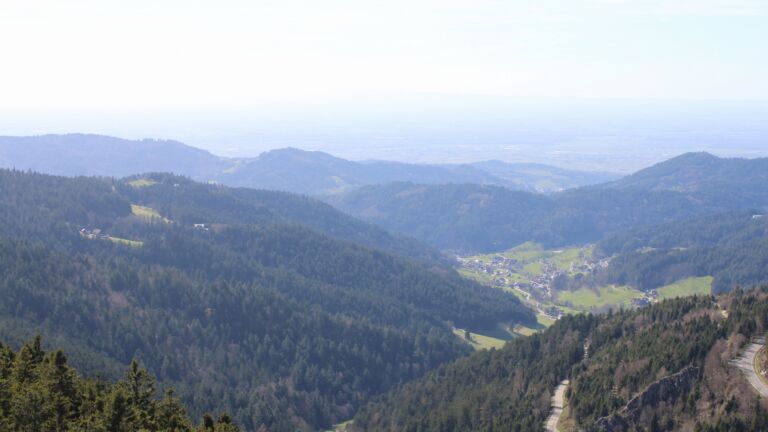 Dieses Bild zeigt eine Webcam-Aufnahme vom Achertal, aufgenommen am Montag, den 06.04.2026 um 16:30 Uhr. Die Temperatur betrug 11.9°C.