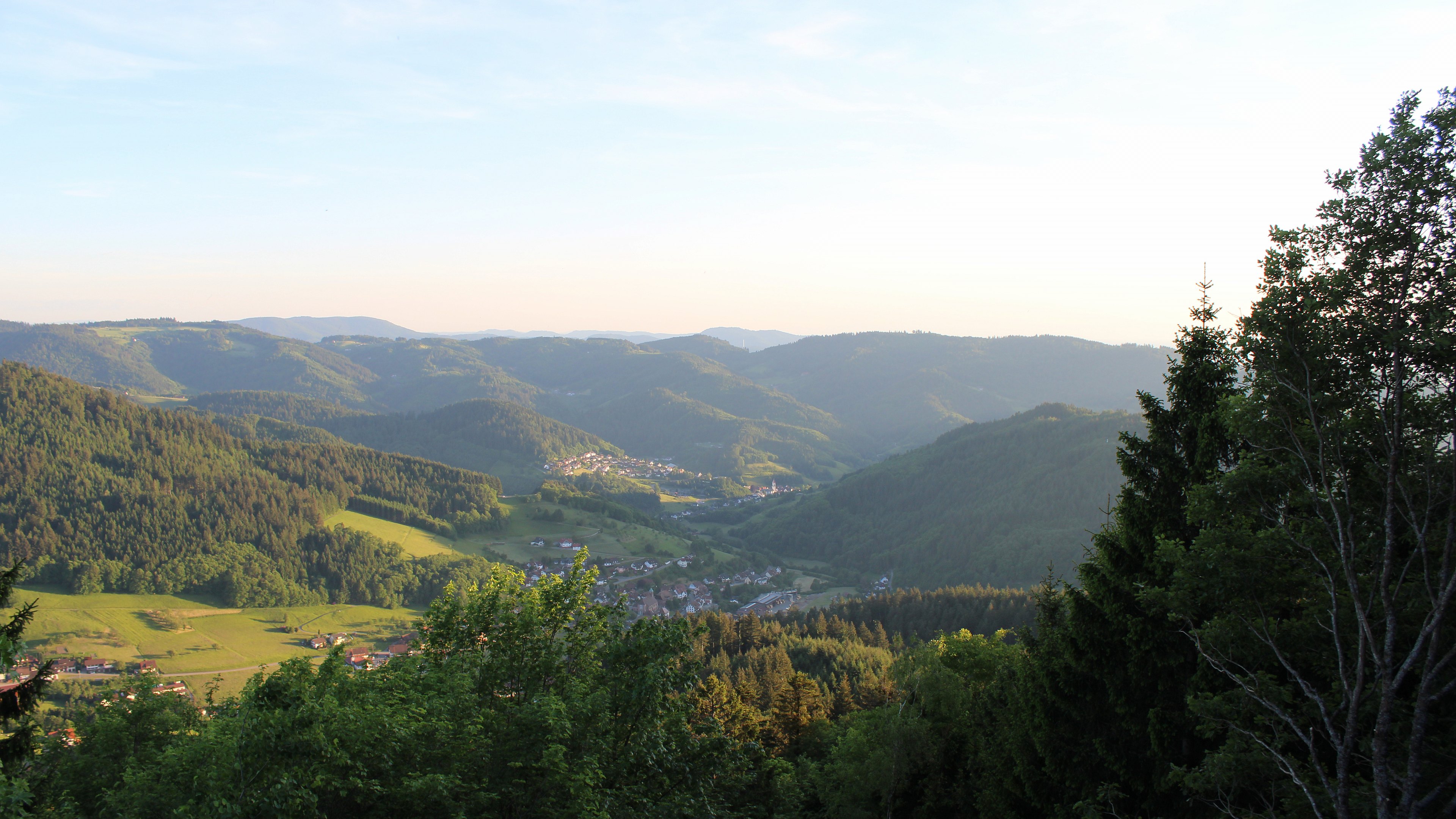 Dieses Bild zeigt eine Webcam-Aufnahme vom Achertal, aufgenommen am Freitag, den 22.05.2026 um 20:20 Uhr. Die Temperatur betrug 22.2°C.