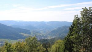 Dieses Bild zeigt eine Webcam-Aufnahme vom Achertal, aufgenommen am Mittwoch, den 30.09.2026 um 13:50 Uhr. Die Temperatur betrug 28.4°C.