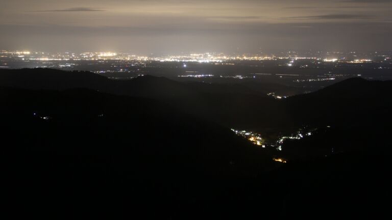 Dieses Bild zeigt eine Webcam-Aufnahme vom Achertal, aufgenommen am Dienstag, den 27.05.2025 um 23:10 Uhr. Die Temperatur betrug 10.8°C.