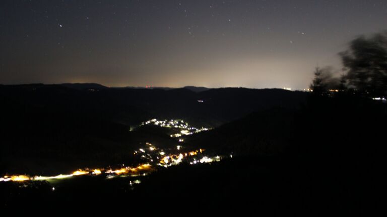 Dieses Bild zeigt eine Webcam-Aufnahme vom Achertal, aufgenommen am Mittwoch, den 12.08.2026 um 04:30 Uhr. Die Temperatur betrug 19.5°C.