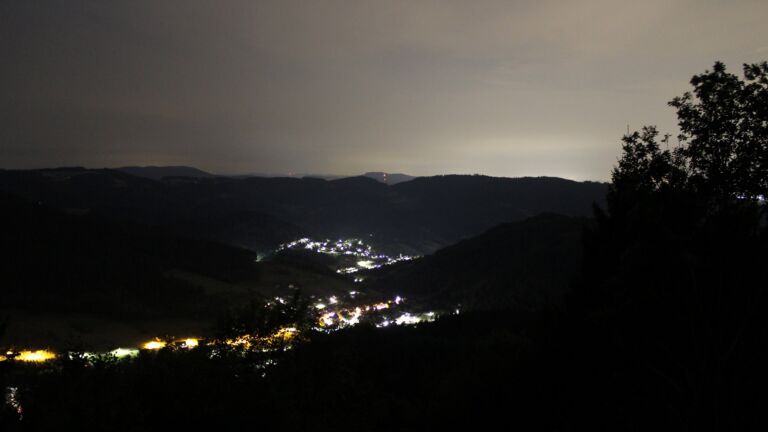Dieses Bild zeigt eine Webcam-Aufnahme vom Achertal, aufgenommen am Sonntag, den 16.08.2026 um 04:40 Uhr. Die Temperatur betrug 22.8°C.